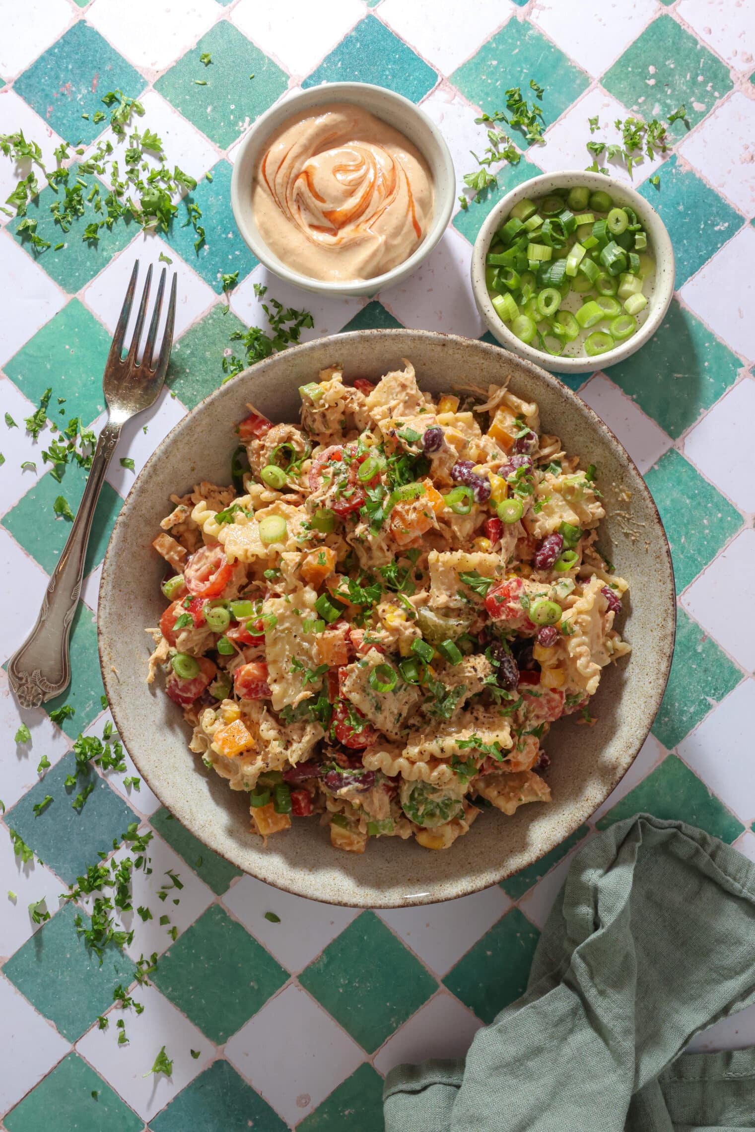 Pastasalat med pulled chicken og bbq dressing - Nem måltidssalat