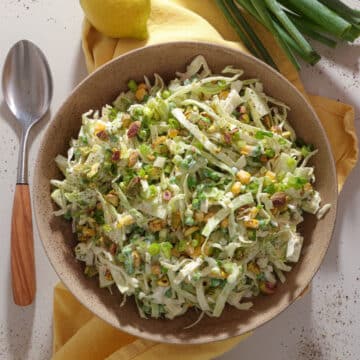Spidskålssalat med æble, ærter og citrondressing – cremet salat til grill