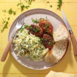 Kyllingefrikadeller med cremet spidskålssalat - nem hverdagsmad