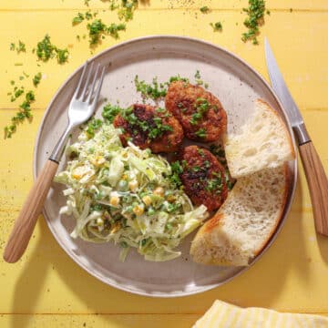 Kyllingefrikadeller med cremet spidskålssalat - nem hverdagsmad