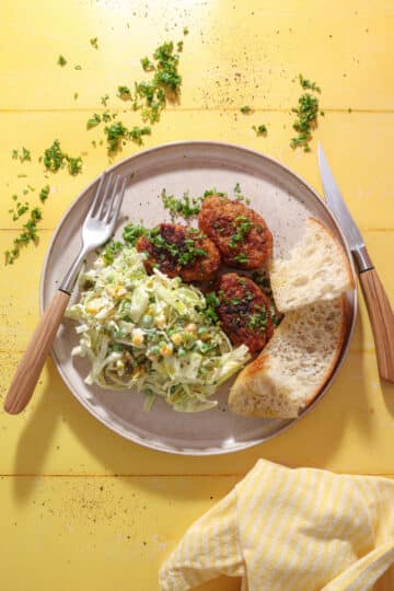Kyllingefrikadeller med cremet spidskålssalat - nem hverdagsmad