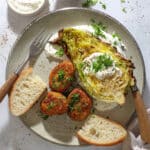 Kyllingefrikadeller med fetacreme og bagt spidskål