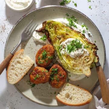 Kyllingefrikadeller med fetacreme og bagt spidskål