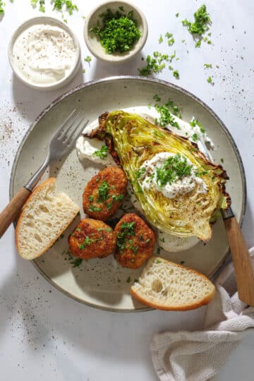 Kyllingefrikadeller med fetacreme og bagt spidskål
