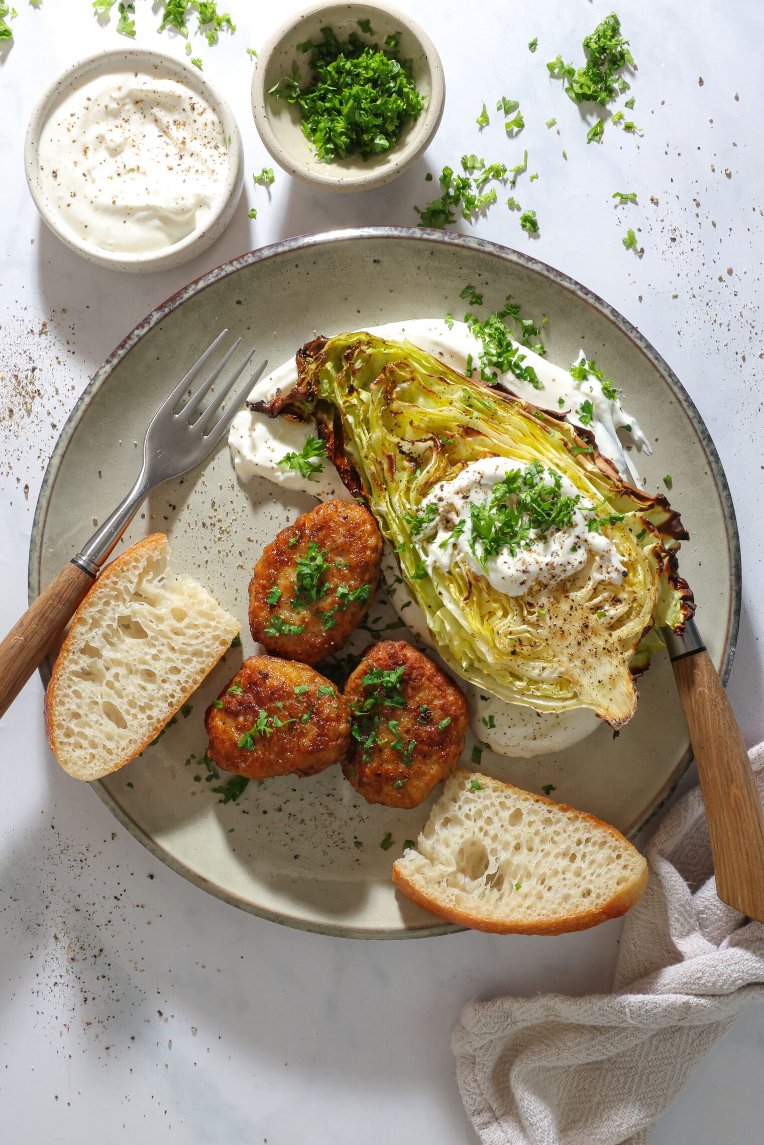 Kyllingefrikadeller med fetacreme og bagt spidskål