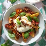 Tomatsalat med nektariner, burrata og chiliolie - Nem sommersalat