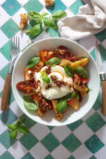 Tomatsalat med nektariner, burrata og chiliolie - Nem sommersalat