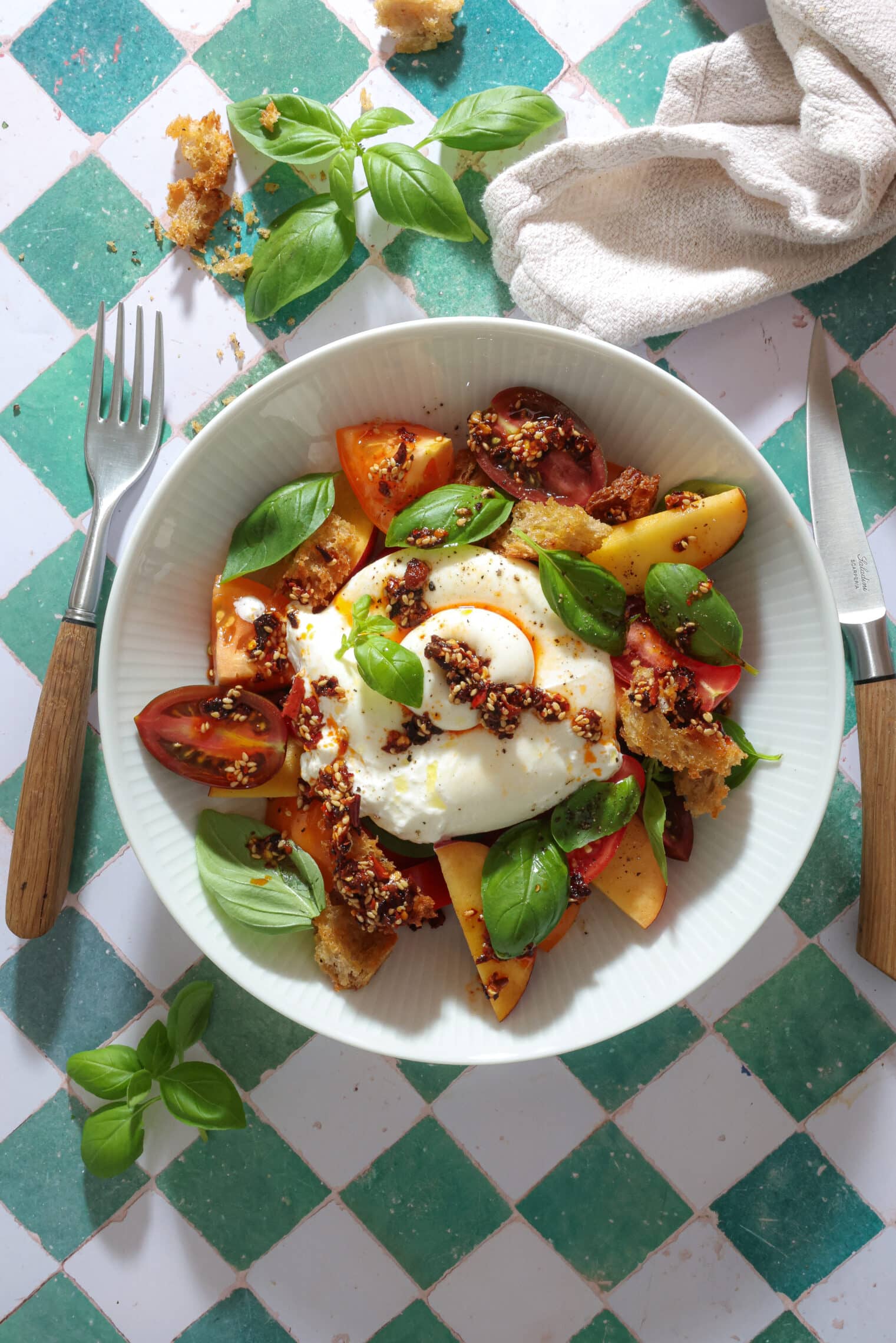 Tomatsalat med nektariner, burrata og chiliolie - Nem sommersalat