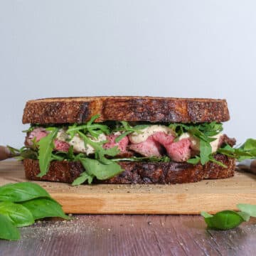 Vitello tonnato sandwich – med pesto og kalvemørbrad