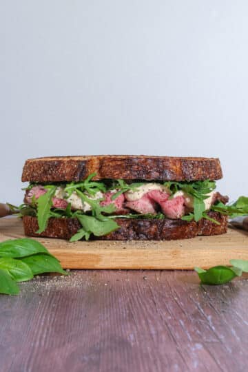 Vitello tonnato sandwich – med pesto og kalvemørbrad