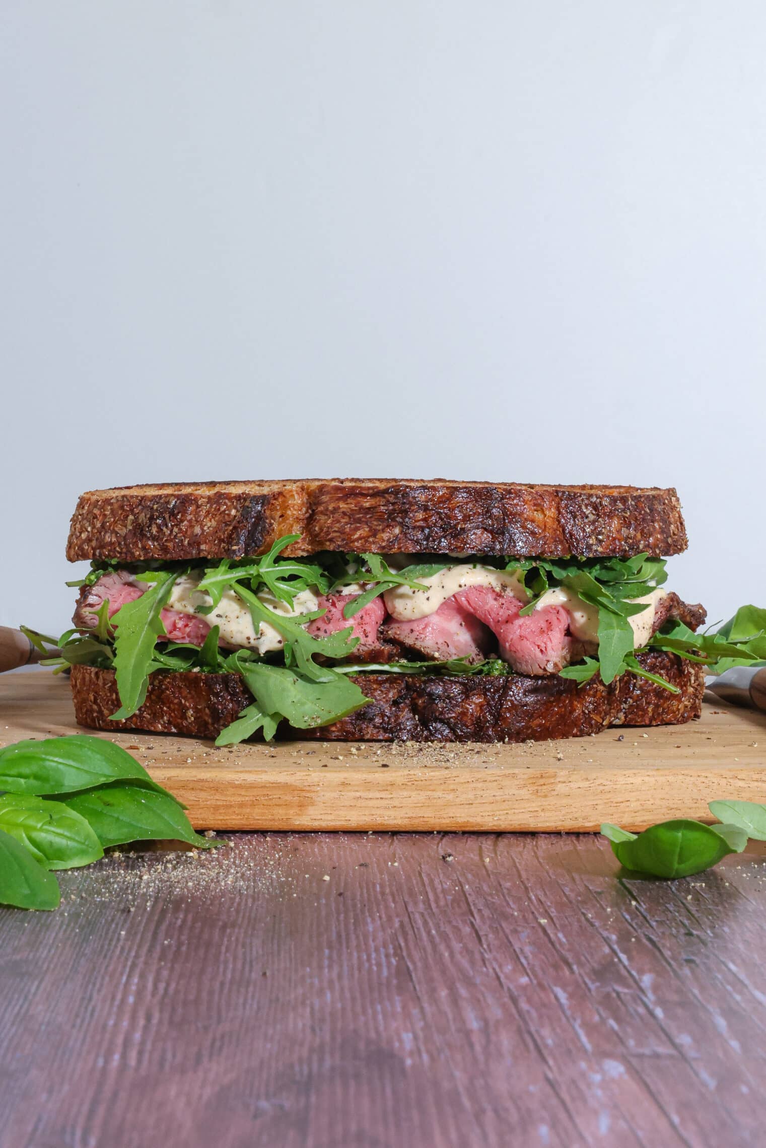 Vitello tonnato sandwich – med pesto og kalvemørbrad