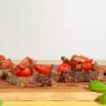 Klassisk bruschetta med tomater, hvidløg og basilikum