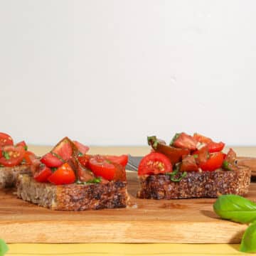 Klassisk bruschetta med tomater, hvidløg og basilikum