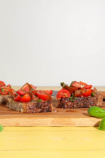 Klassisk bruschetta med tomater, hvidløg og basilikum