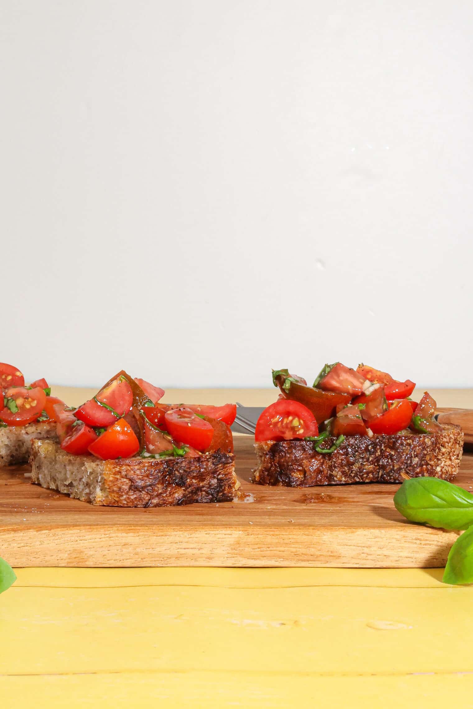 Klassisk bruschetta med tomater, hvidløg og basilikum