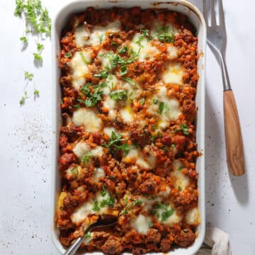Italiensk kartoffelfad med salsiccia og oksekød