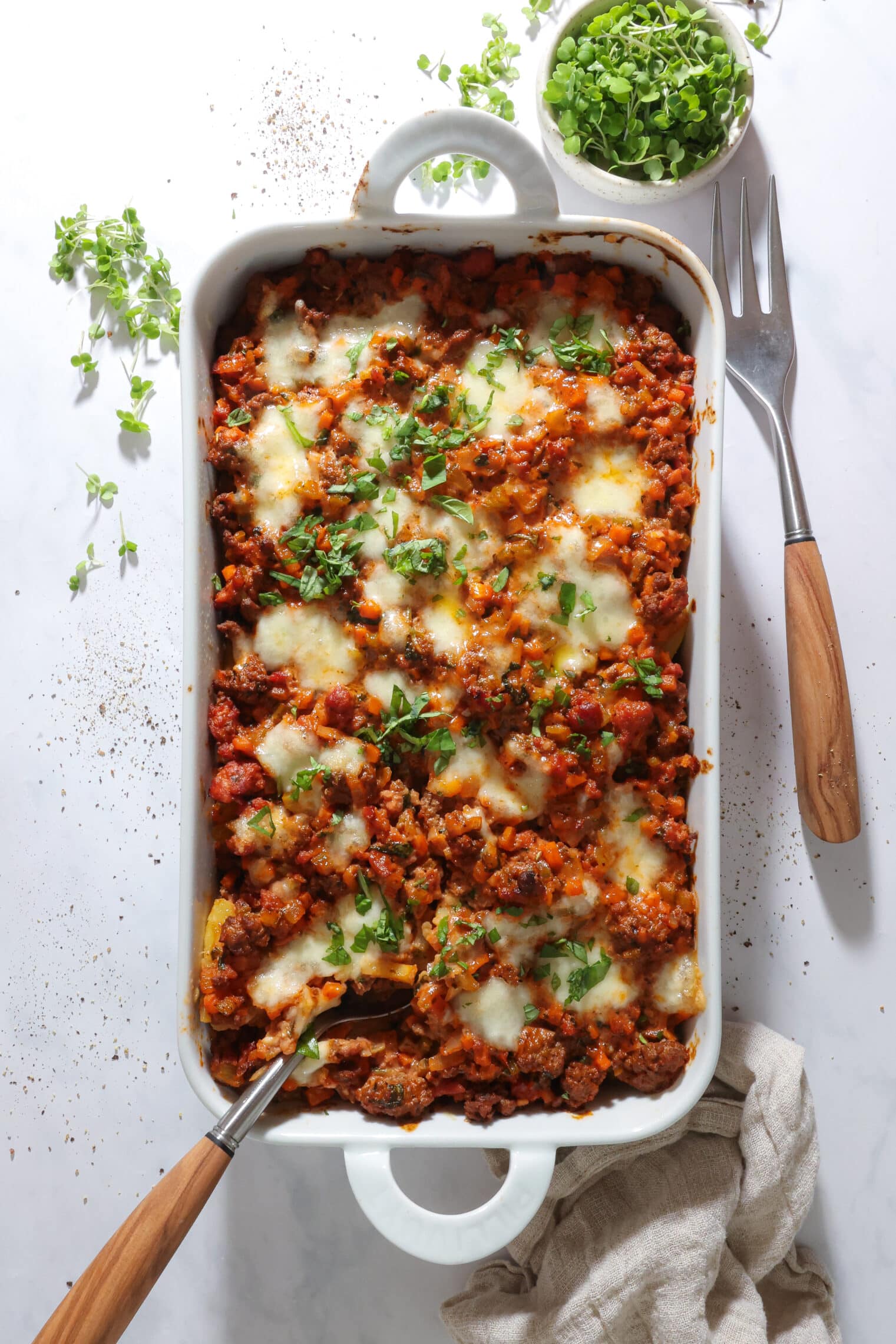 Italiensk kartoffelfad med salsiccia og oksekød