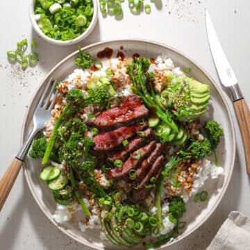 Poke bowl med teres major, broccolini og goma