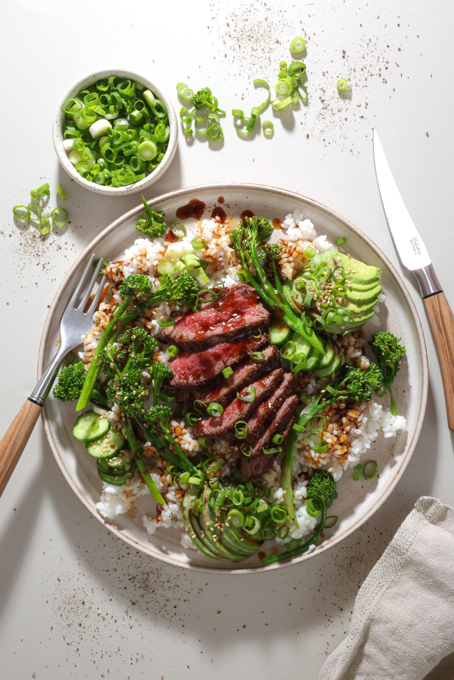 Poke bowl med teres major, broccolini og goma