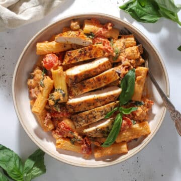 Pasta med aubergine, ricotta og stegt kylling