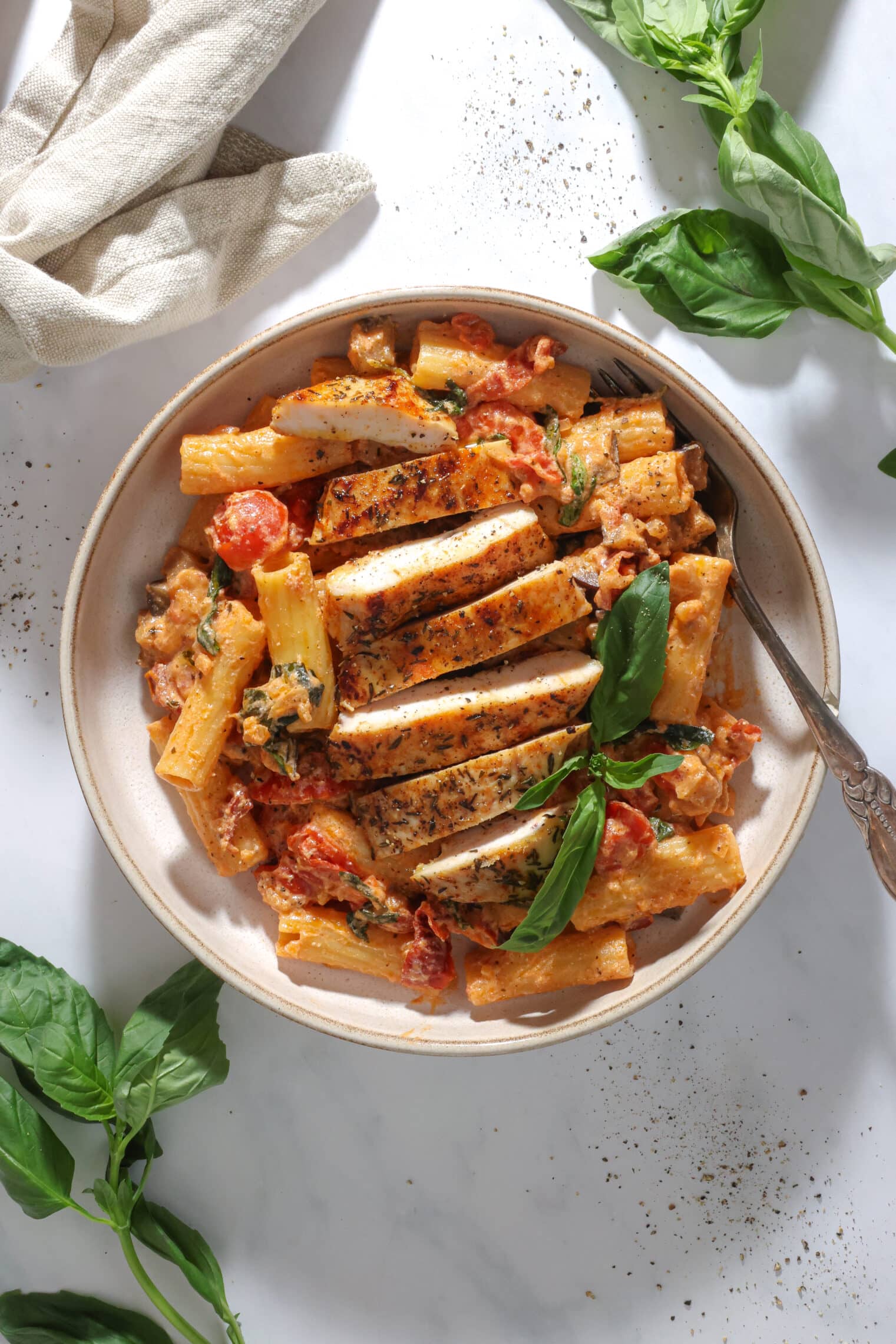 Pasta med aubergine, ricotta og stegt kylling