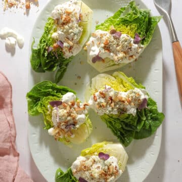 Romainesalat med blue cheese dressing - Nem wedge salat