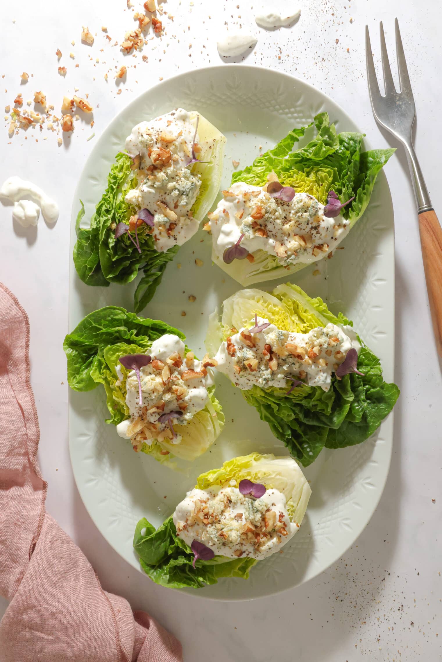 Romainesalat med blue cheese dressing - Nem wedge salat