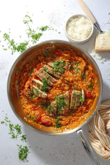 Orzo med nduja, friske tomater og stegt kylling