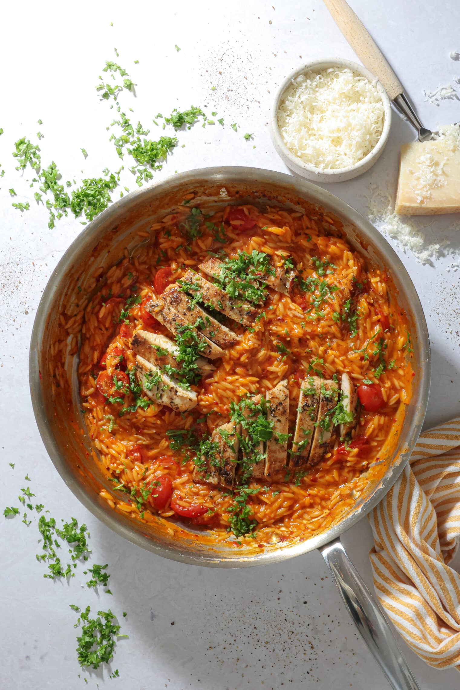 Orzo med nduja, friske tomater og stegt kylling