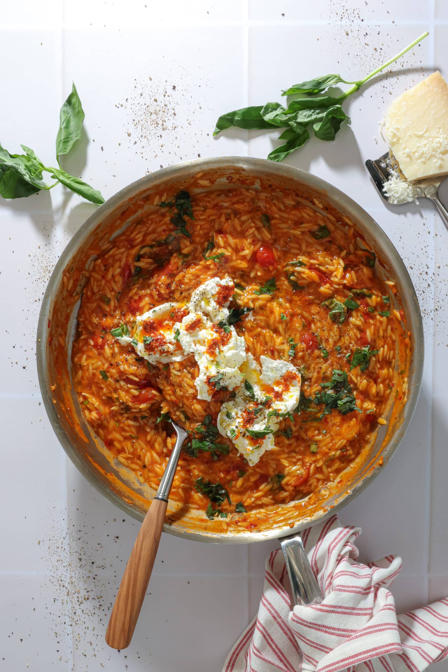 Spicy orzo med nduja, friske tomater og burrata
