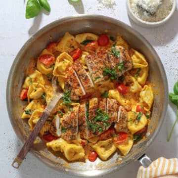 Tortellini med tomater, mascarpone og stegt kylling
