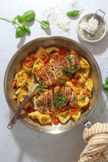 Tortellini med tomater, mascarpone og stegt kylling