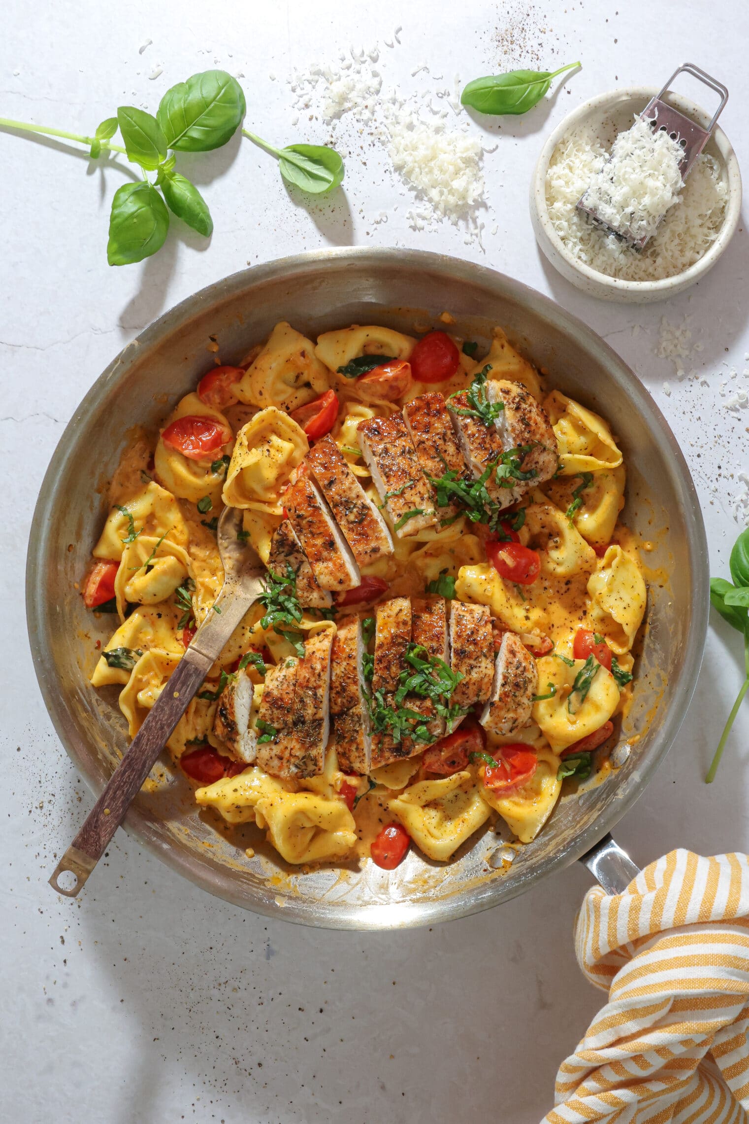 Tortellini med tomater, mascarpone og stegt kylling