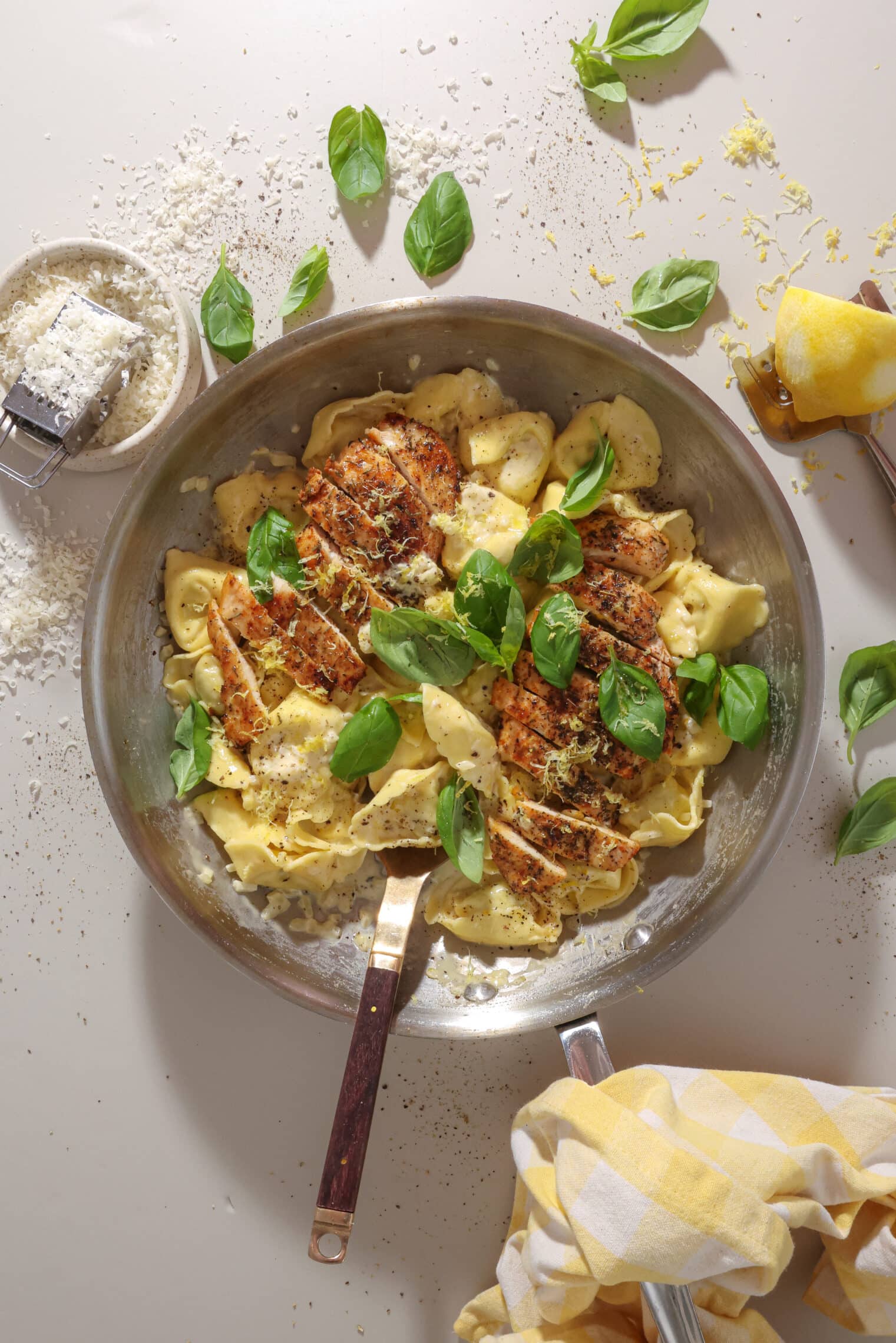 Tortellini med cremet citronsauce og stegt kylling