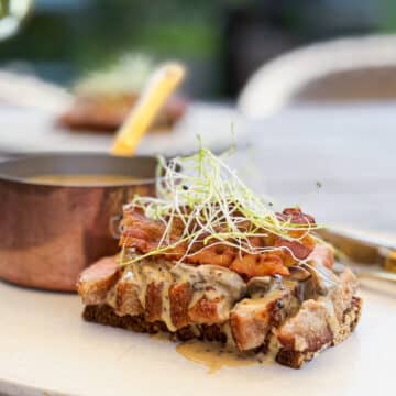 Smørrebrød med sprød secreto og cremede svampe