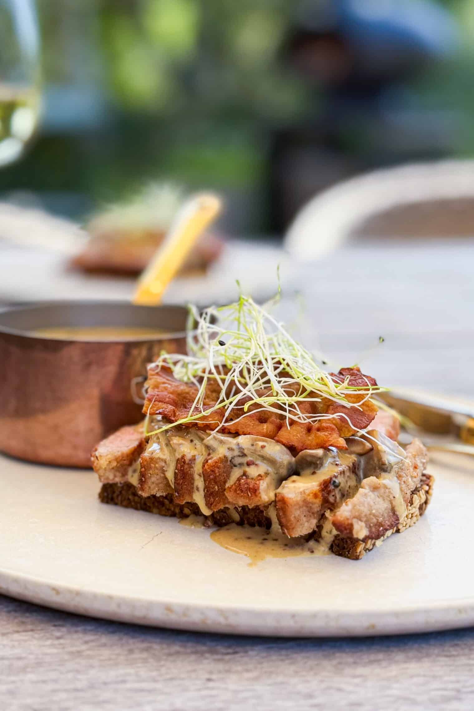 Smørrebrød med sprød secreto og cremede svampe