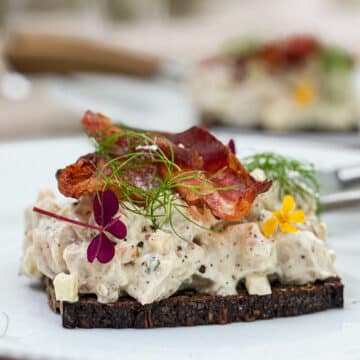Smørrebrød med kyllingesalat, æble, estragon og sprød bacon
