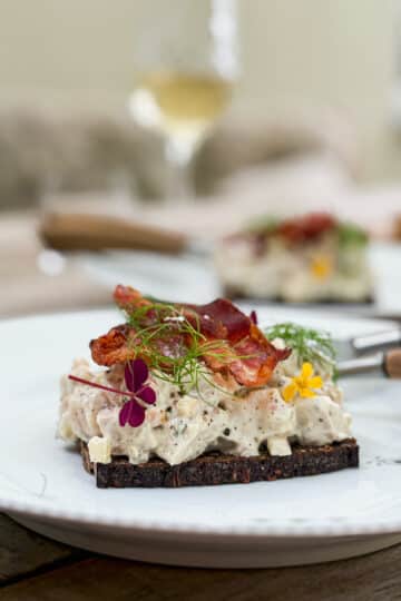 Smørrebrød med kyllingesalat, æble, estragon og sprød bacon