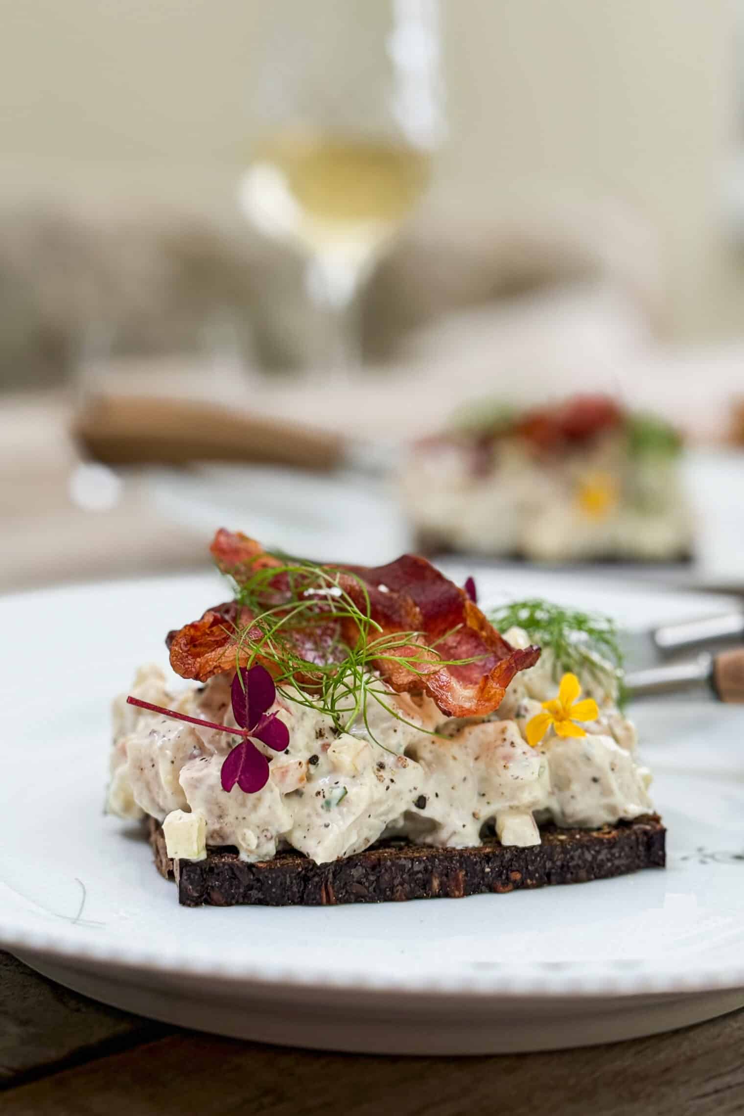 Smørrebrød med kyllingesalat, æble, estragon og sprød bacon