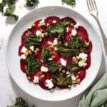 Rødbedecarpaccio med feta og sprøde grønkålschips