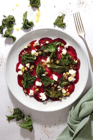 Rødbedecarpaccio med feta og sprøde grønkålschips