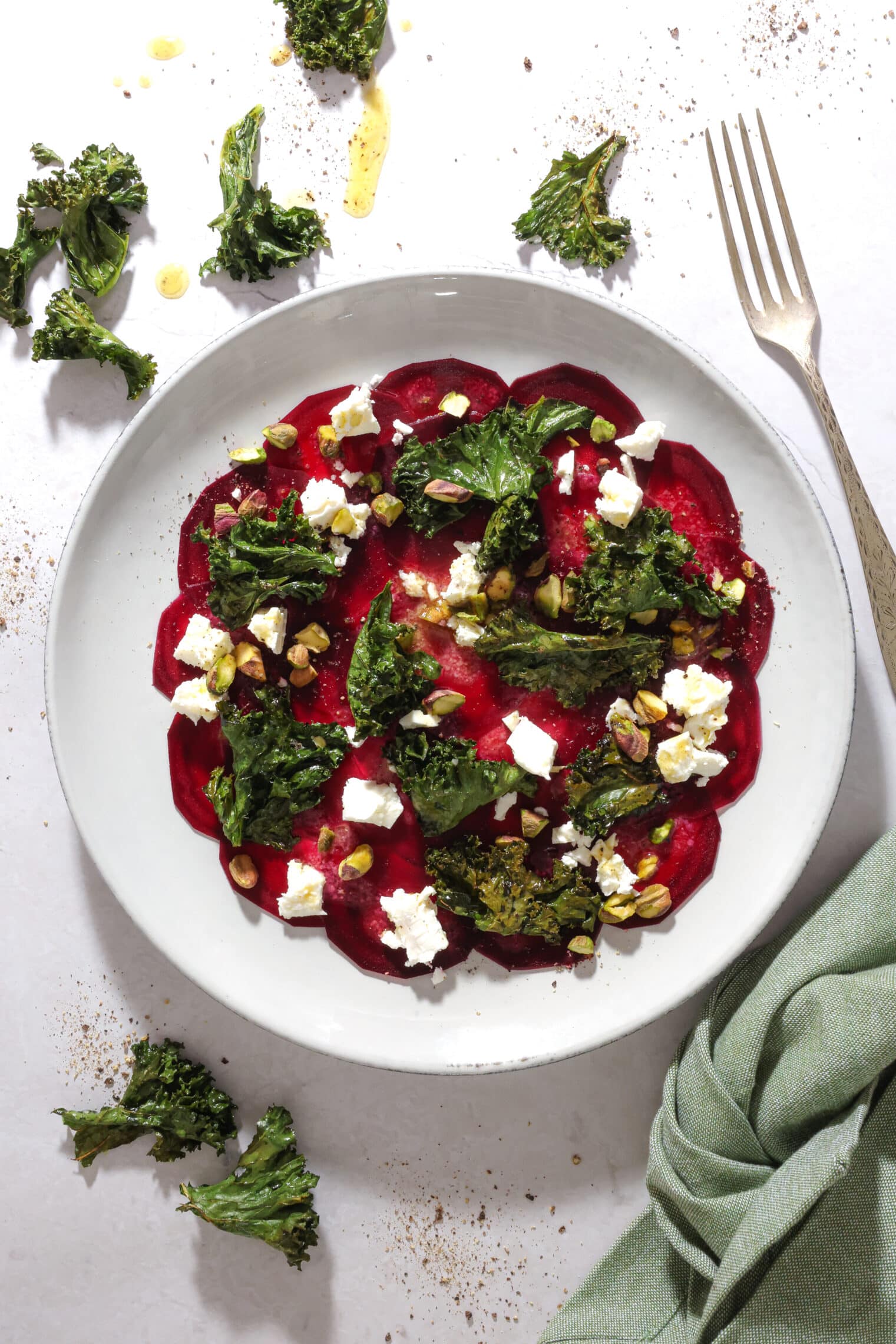 Rødbedecarpaccio med feta og sprøde grønkålschips