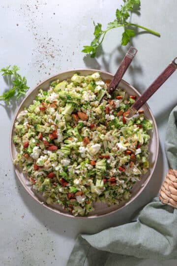 Perlebygsalat med broccoli, æble og feta - Nem fyldig salat