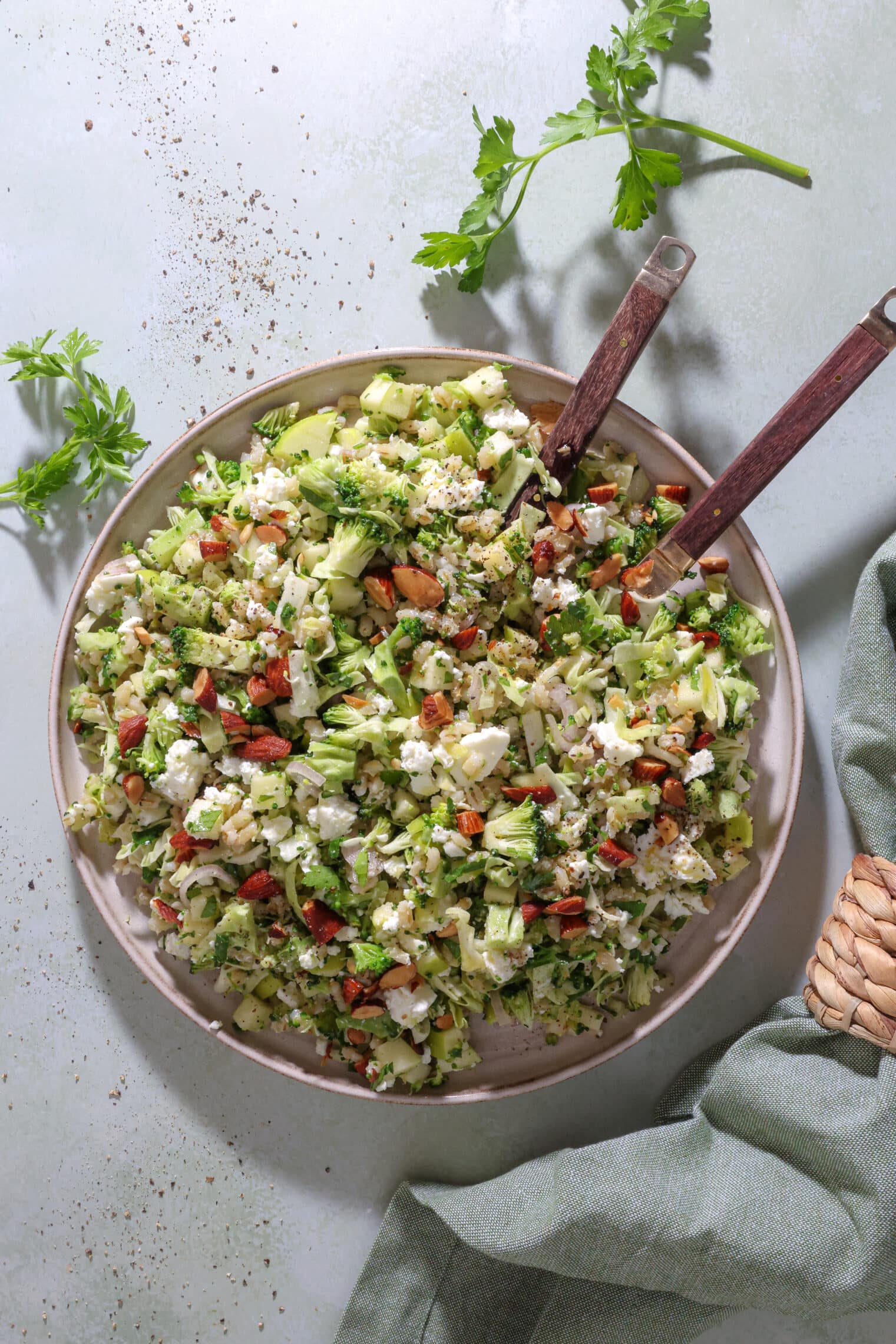 Perlebygsalat med broccoli, æble og feta - Nem fyldig salat