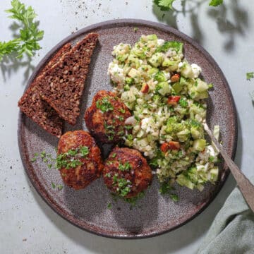 Frikadeller med perlebygsalat, broccoli og feta