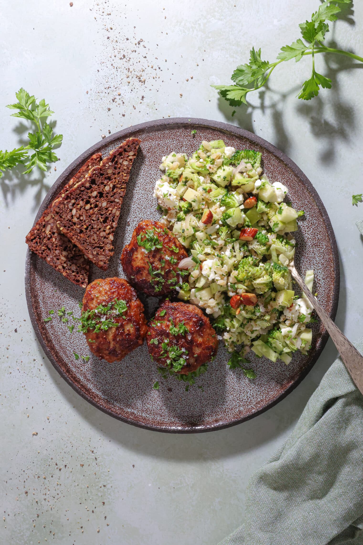 Frikadeller med perlebygsalat, broccoli og feta