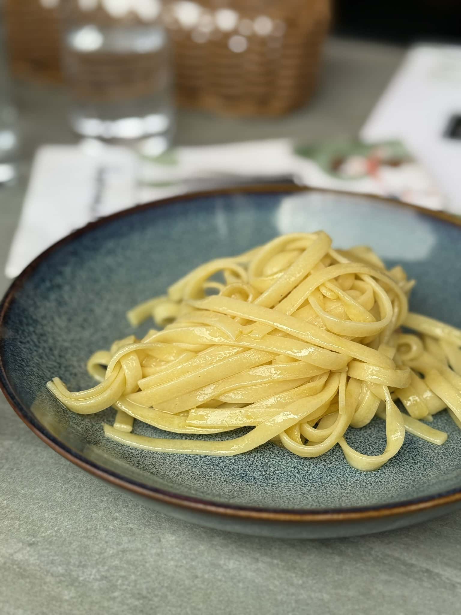 Tallerken med kogt tagliatelle uden sauce, kun olie eller smør