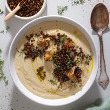 Bagt blomkålssuppe med sprøde linser  - Suppe med bagt blomkål
