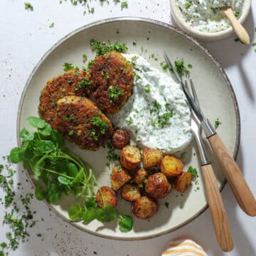 Linsefrikadeller med sprøde kartofler og urtecreme