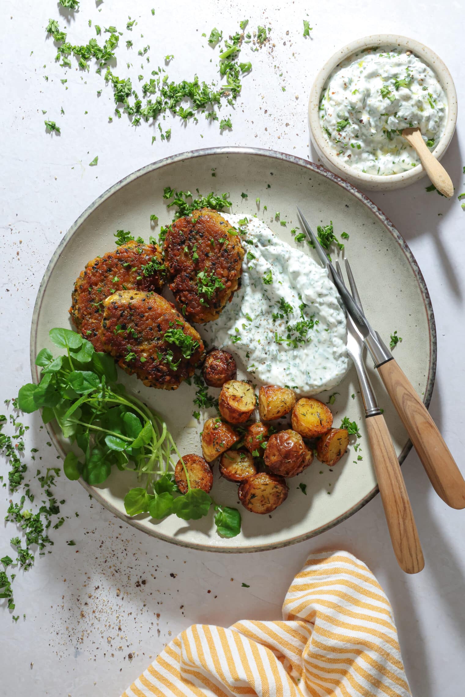 Linsefrikadeller med sprøde kartofler og urtecreme
